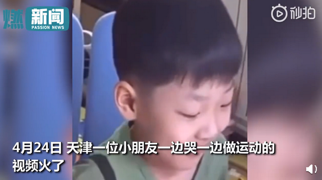 『小朋友』太委屈了！小朋友被老师说长胖了，边哭边做运动