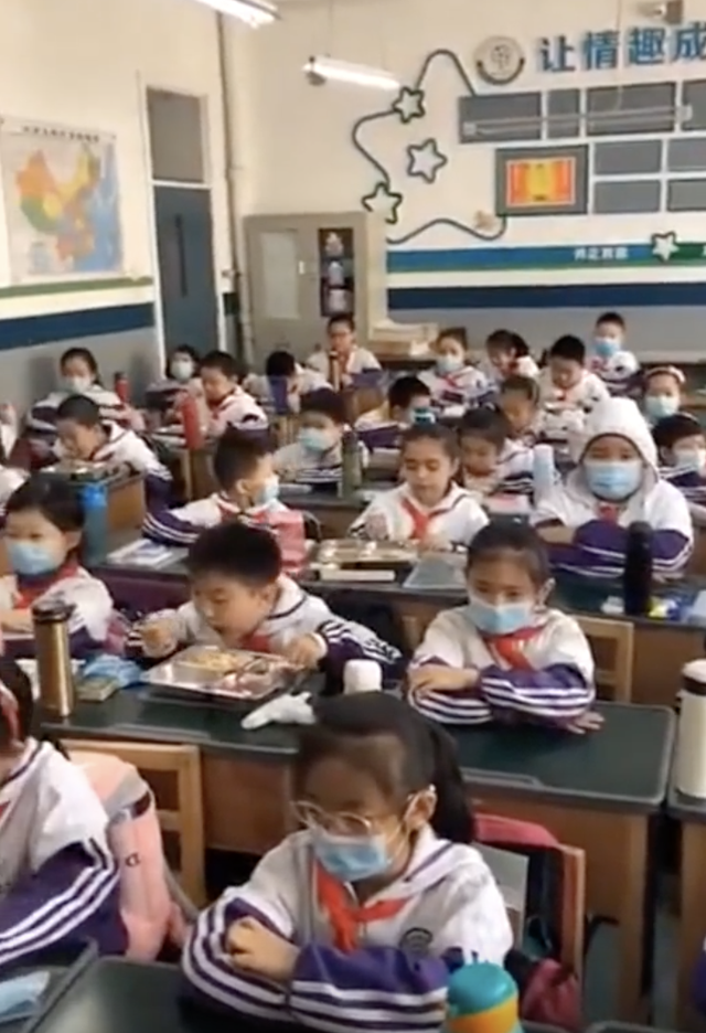 『学校』上课十分钟，厕所半小时！厦门一学校学生错峰排队上厕所像进考场