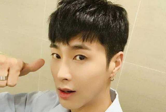 「东方神起」东方神起郑允浩劝架 网友全过程目睹：十分搞笑！