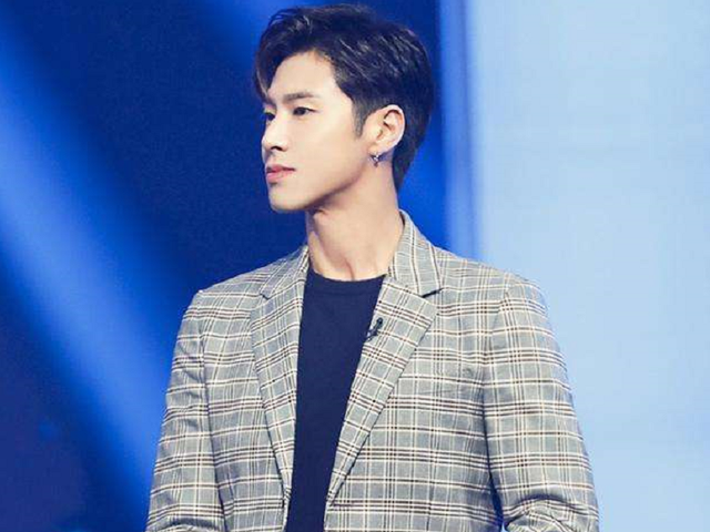 「东方神起」东方神起郑允浩劝架 网友全过程目睹：十分搞笑！