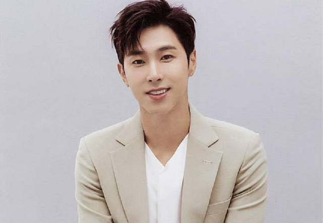「东方神起」东方神起郑允浩劝架 网友全过程目睹：十分搞笑！