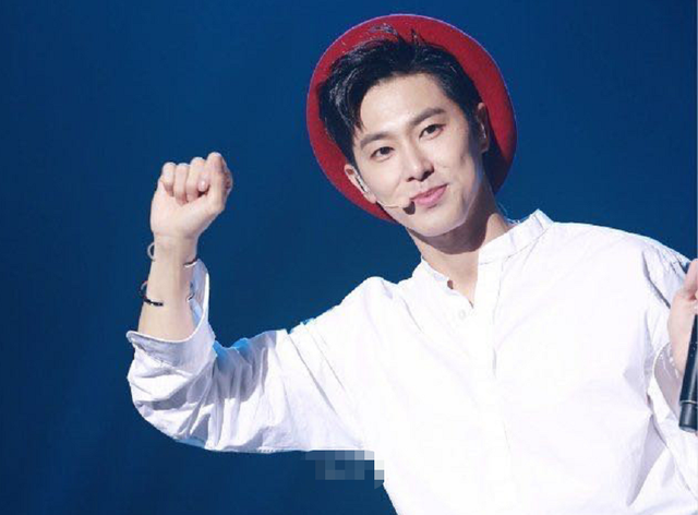 「东方神起」东方神起郑允浩劝架 网友全过程目睹：十分搞笑！