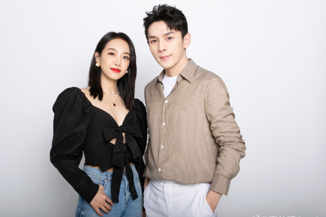 「时尚先生」帅酷的一面!李佳琦登上《时尚先生》封面,”饭圈女孩“心疼他