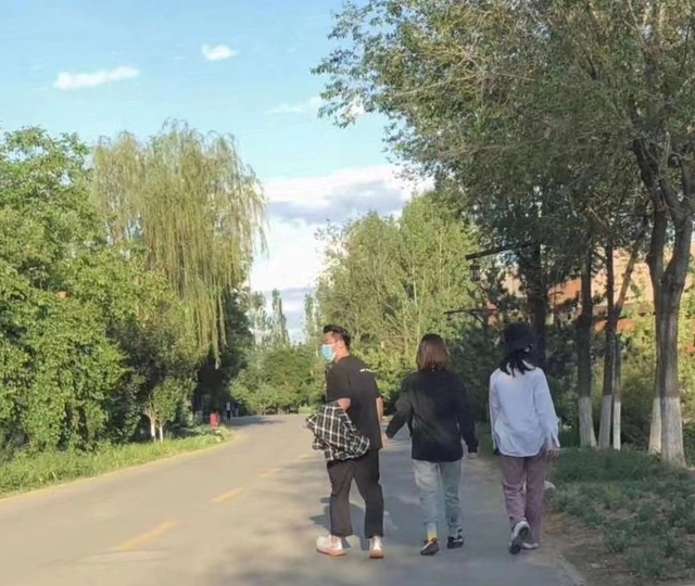 牵手■网友偶遇郑恺苗苗逛公园，种种迹象明确指向苗苗怀孕了