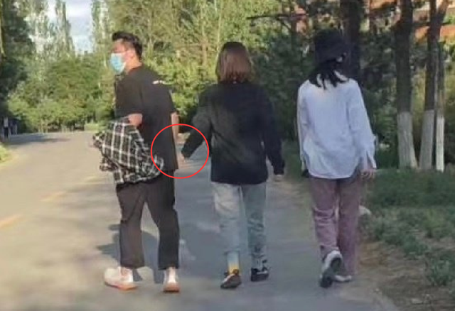 牵手■网友偶遇郑恺苗苗逛公园，种种迹象明确指向苗苗怀孕了