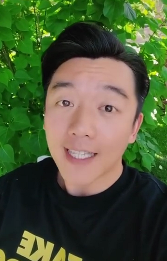 牵手■网友偶遇郑恺苗苗逛公园，种种迹象明确指向苗苗怀孕了