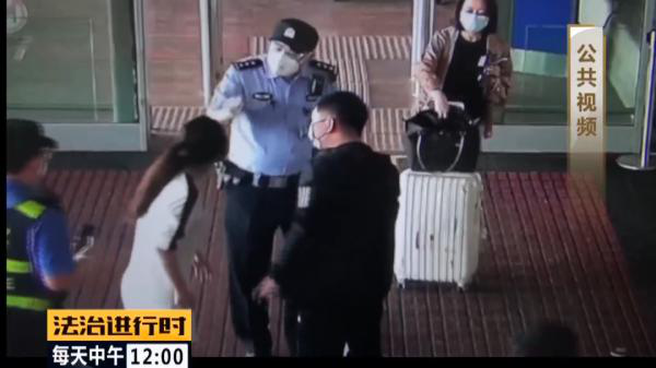 []首都机场：两女子大打出手，居然只是为了取托运行李
