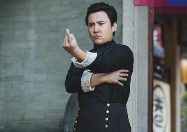 沈腾深夜出入会所美女相伴 爆料者:二人"打暗号"进入会所