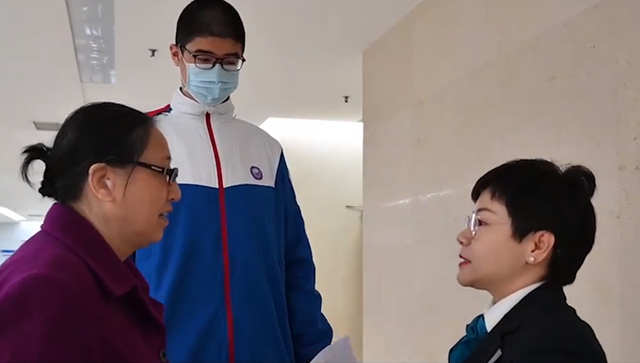 《【星图网上平台】非巨人症！四川乐山一14岁男孩高221厘米，3岁时就达1.5米》