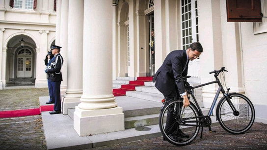 首相|最好的自行车代言人！荷兰首相只身一人骑自行车向国王辞职