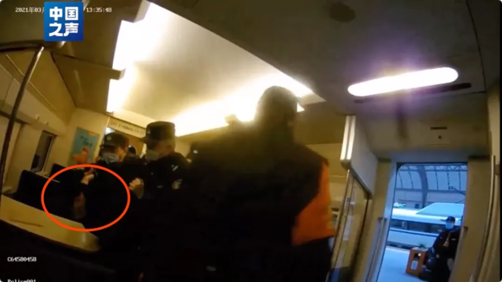 樊某|结局舒适！男子高铁霸座竟还称乘务员手脏，被行拘