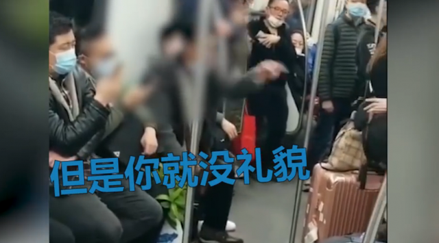 小伙|男子因工作太累未让座被大爷怒骂 强迫让座的行为，真的合适吗？