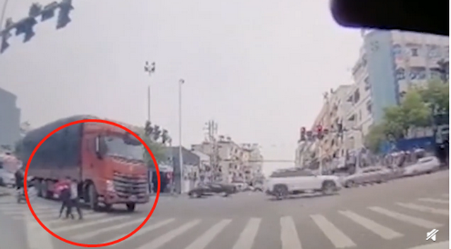 学生|温州警方通报“双胞胎学生过斑马线被撞一死一伤”：误入盲区，惨遭大货车碾压