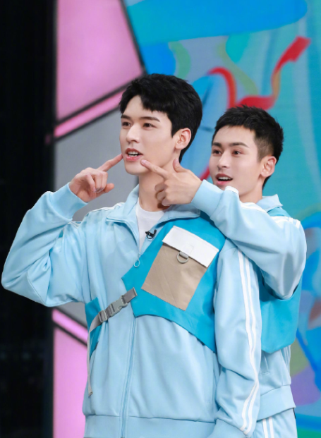 龚俊|印小天龚俊张哲瀚合照遭笋丝截图 山人：工具人实锤，哈哈哈！