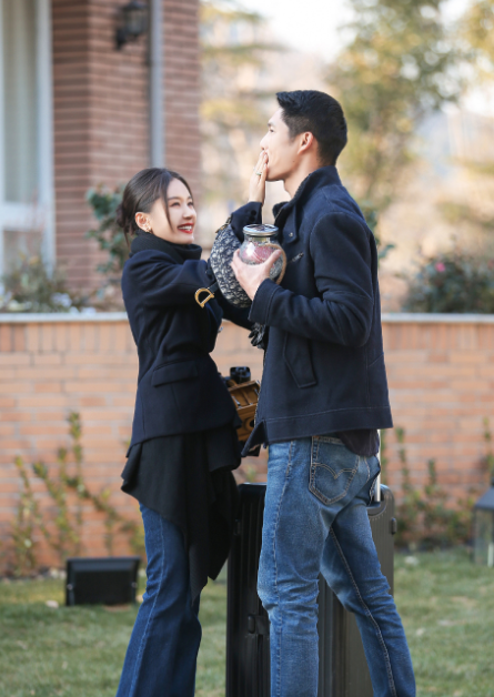 吴永恩|热恋中女生的样子！王子文吴永恩牵手逛街被目击，眉眼透露着幸福