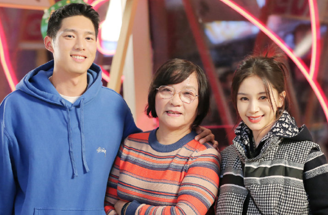 吴永恩|热恋中女生的样子！王子文吴永恩牵手逛街被目击，眉眼透露着幸福