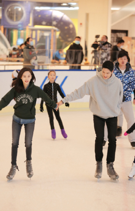 吴永恩|热恋中女生的样子！王子文吴永恩牵手逛街被目击，眉眼透露着幸福