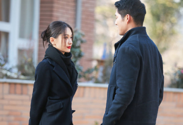 吴永恩|热恋中女生的样子！王子文吴永恩牵手逛街被目击，眉眼透露着幸福