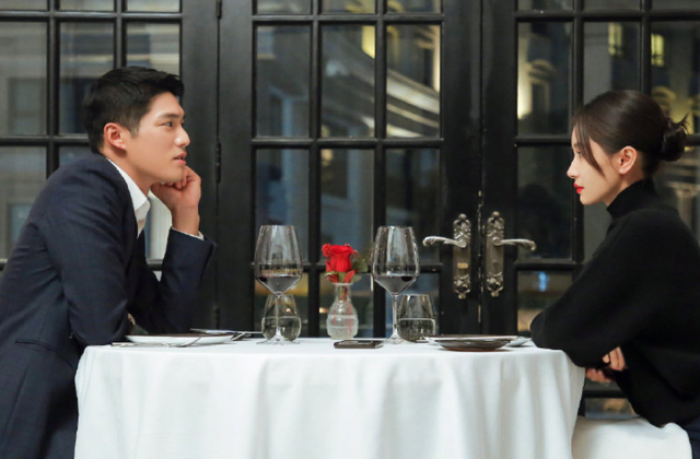 吴永恩|热恋中女生的样子！王子文吴永恩牵手逛街被目击，眉眼透露着幸福