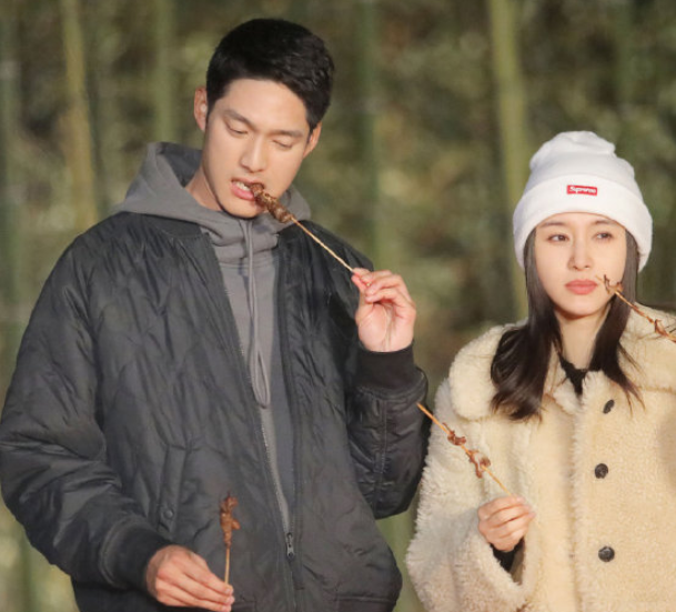 吴永恩|热恋中女生的样子！王子文吴永恩牵手逛街被目击，眉眼透露着幸福