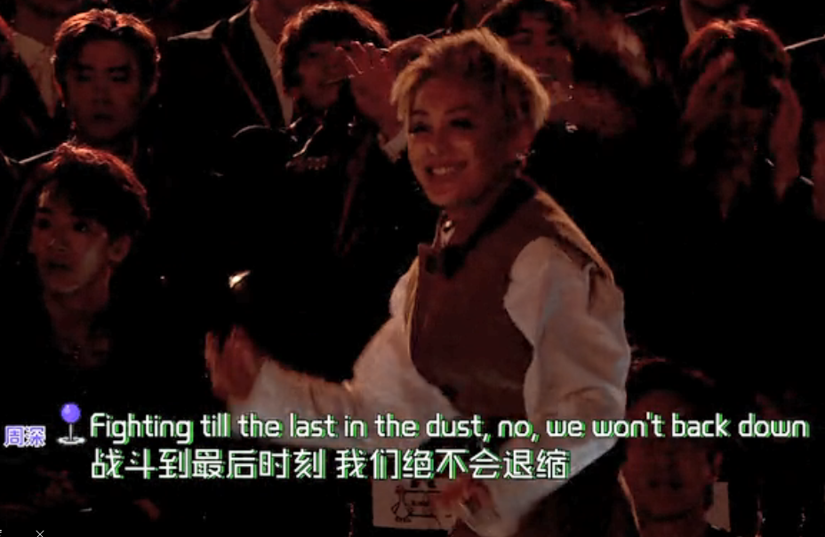 耳麦|宁静听周深唱歌把耳麦蹦到鞋上 明星追星也这么嗨