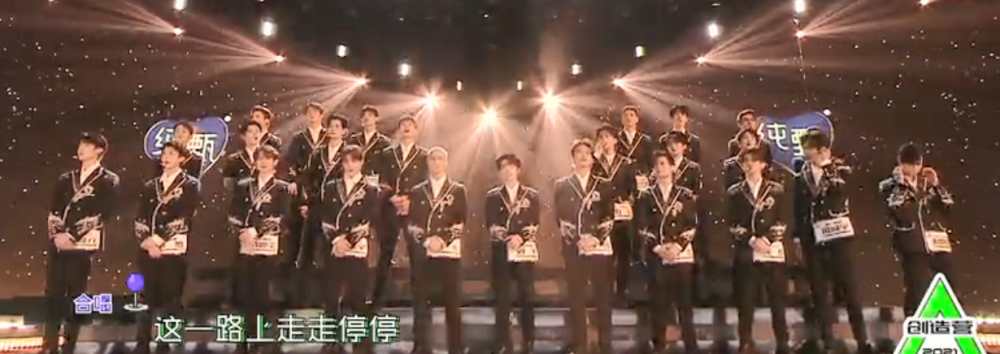 耳麦|宁静听周深唱歌把耳麦蹦到鞋上 明星追星也这么嗨