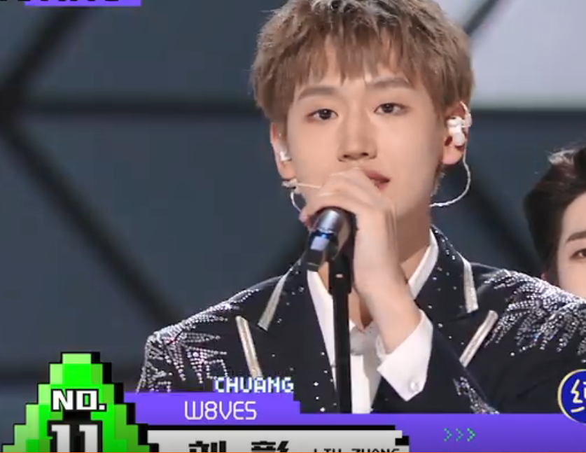 耳麦|宁静听周深唱歌把耳麦蹦到鞋上 明星追星也这么嗨