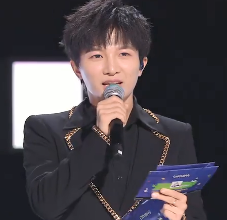 耳麦|宁静听周深唱歌把耳麦蹦到鞋上 明星追星也这么嗨