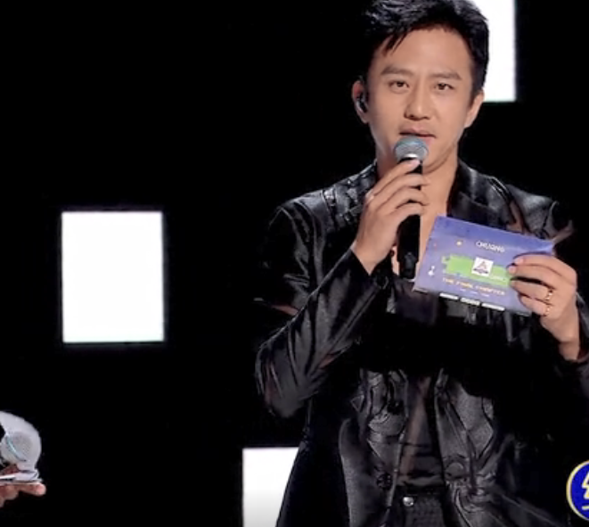 耳麦|宁静听周深唱歌把耳麦蹦到鞋上 明星追星也这么嗨