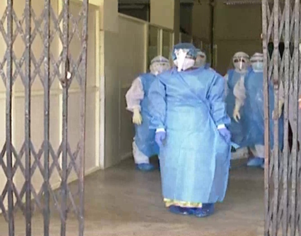 男友|印度新娘穿防护服与确诊新郎办婚礼 倍感困惑：为了啥