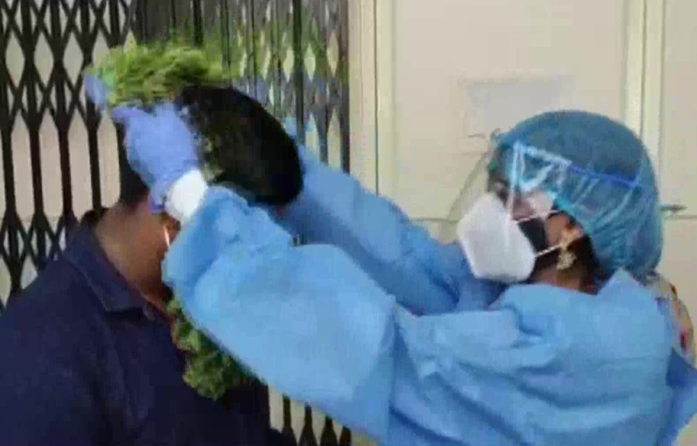 男友|印度新娘穿防护服与确诊新郎办婚礼 倍感困惑：为了啥