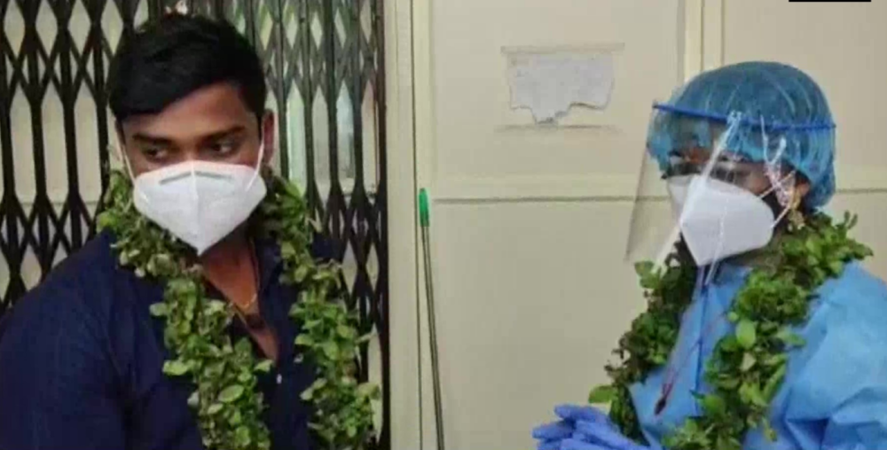 男友|印度新娘穿防护服与确诊新郎办婚礼 倍感困惑：为了啥