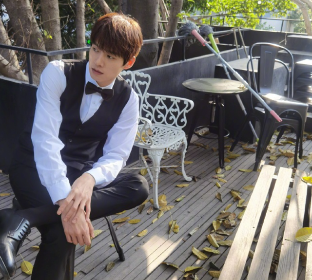 郑爽|媒体揭秘天价片酬套路 演员高片酬致＂五毛特效＂频现