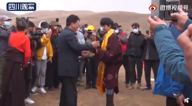 出声|丁真获理塘永久赛马王子奖 县委书记亲自颁奖