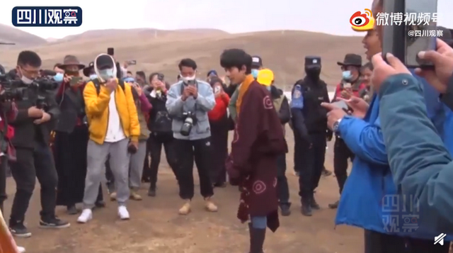 出声|丁真获理塘永久赛马王子奖 县委书记亲自颁奖