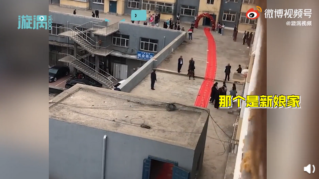 新郎家|连婚车都省了！红毯从新郎家直接铺到新娘家，网友纷纷表示羡慕