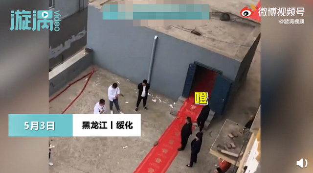 新郎家|连婚车都省了！红毯从新郎家直接铺到新娘家，网友纷纷表示羡慕