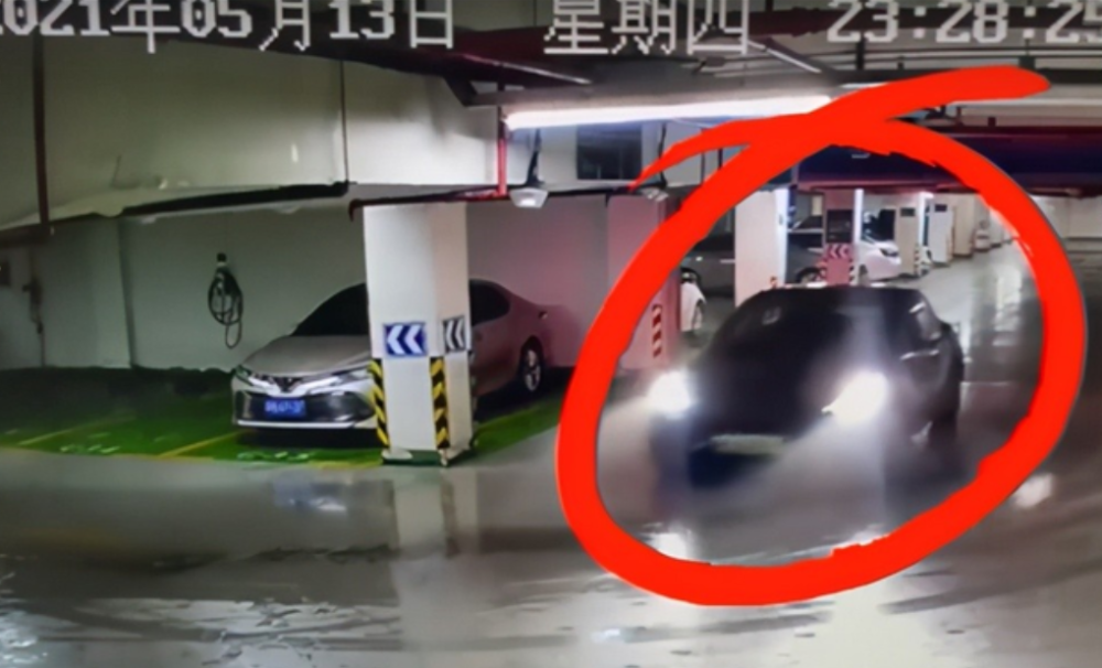 刹车失灵|一波未平一波又起！杭州一特斯拉疑刹车失灵撞墙，特斯拉称环氧地坪有水