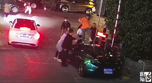 孙某|女子酒后爬豪车上蹦迪致车损28万 喝断片对民警叫嚣＂光头＂