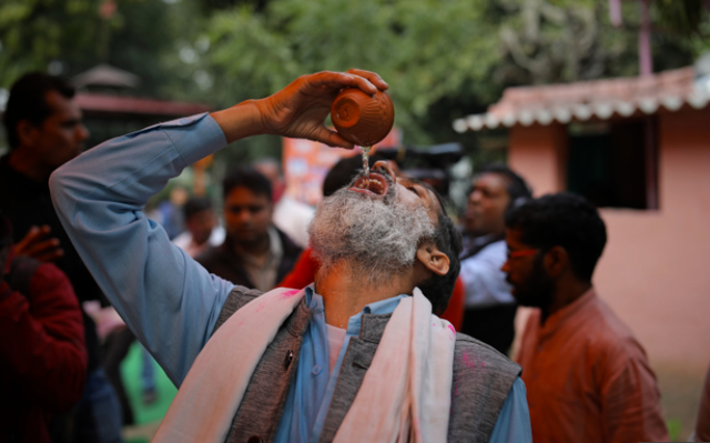 新冠|印度议员称每天喝牛尿所以没得新冠 此前声称牛尿能治癌症