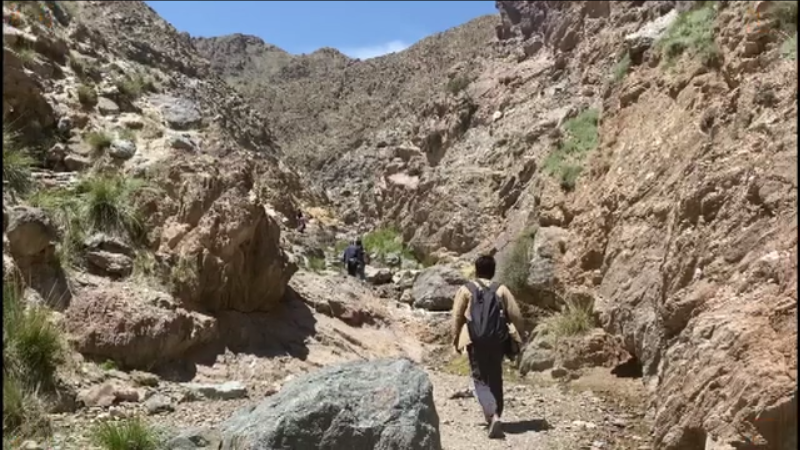 朱可铭|跟随甘肃牧羊人重走救援路 山路崎岖羊肠小道行走十分不便