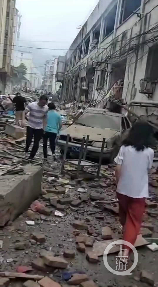 爆炸事故|十堰爆炸伤者:气浪把我推出三米远 忍痛爬起自行来医院救治
