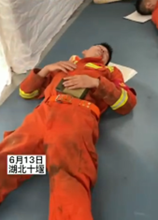 包子|湖北十堰消防员吃着包子睡着了 网友心疼:感恩有你们
