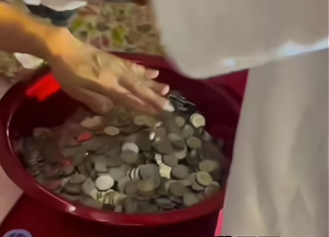 男子|奇葩！朋友结婚男子随3000枚硬币装满1盆，记帐大爷：硬币一盆