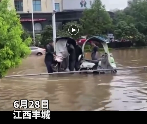 女子被|暴雨被困特警男友先救其他人 女友:觉得男友光芒万丈