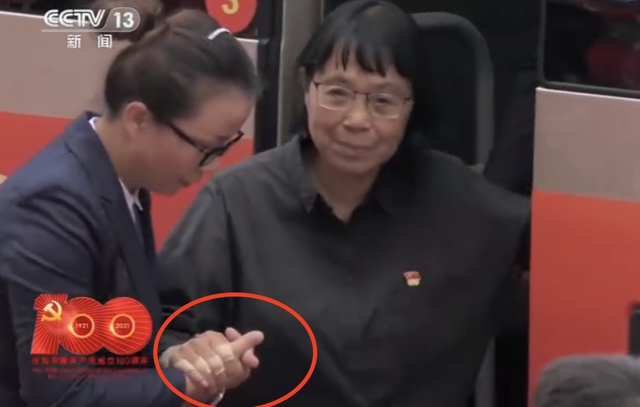 破防|那些在背后成全张桂梅的人 放下尊严募捐办学让人动容