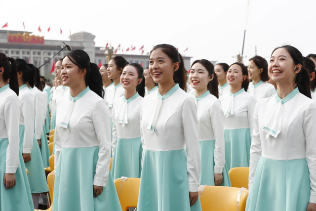 庆祝活动|百年大庆服装设计的秘密 浅色为主与广场布置的红、黄色调形成对比