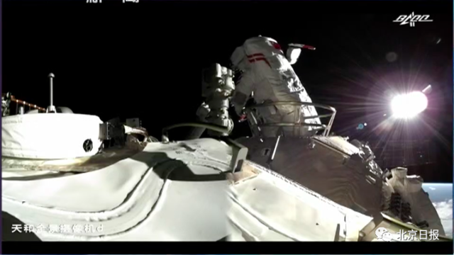 刘伯明|13年前出舱的惊险一刻！刘伯明神七出舱曾遇险情：展示国旗时，就准备好了牺牲