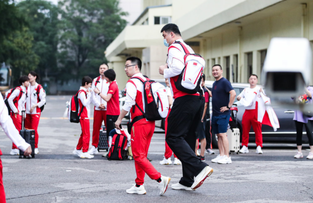 出征|再现大笑表情包！姚明率中国女篮出征东京奥运会