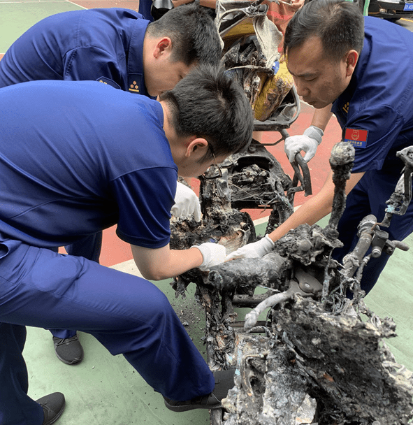 起火燃烧|杭州起火电瓶车品牌购买地点公布 行驶中突然起火父女重伤